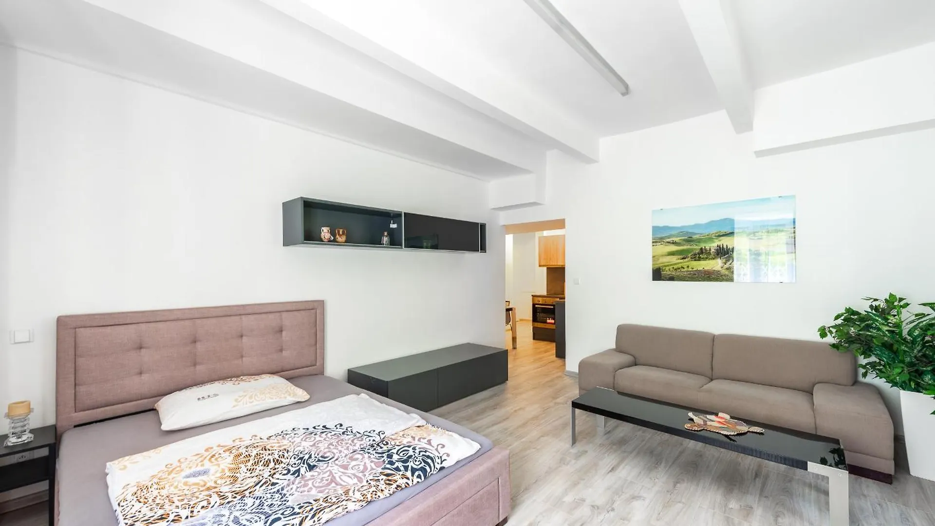 Apartment By The Metro With Private Parking Praga República Checa