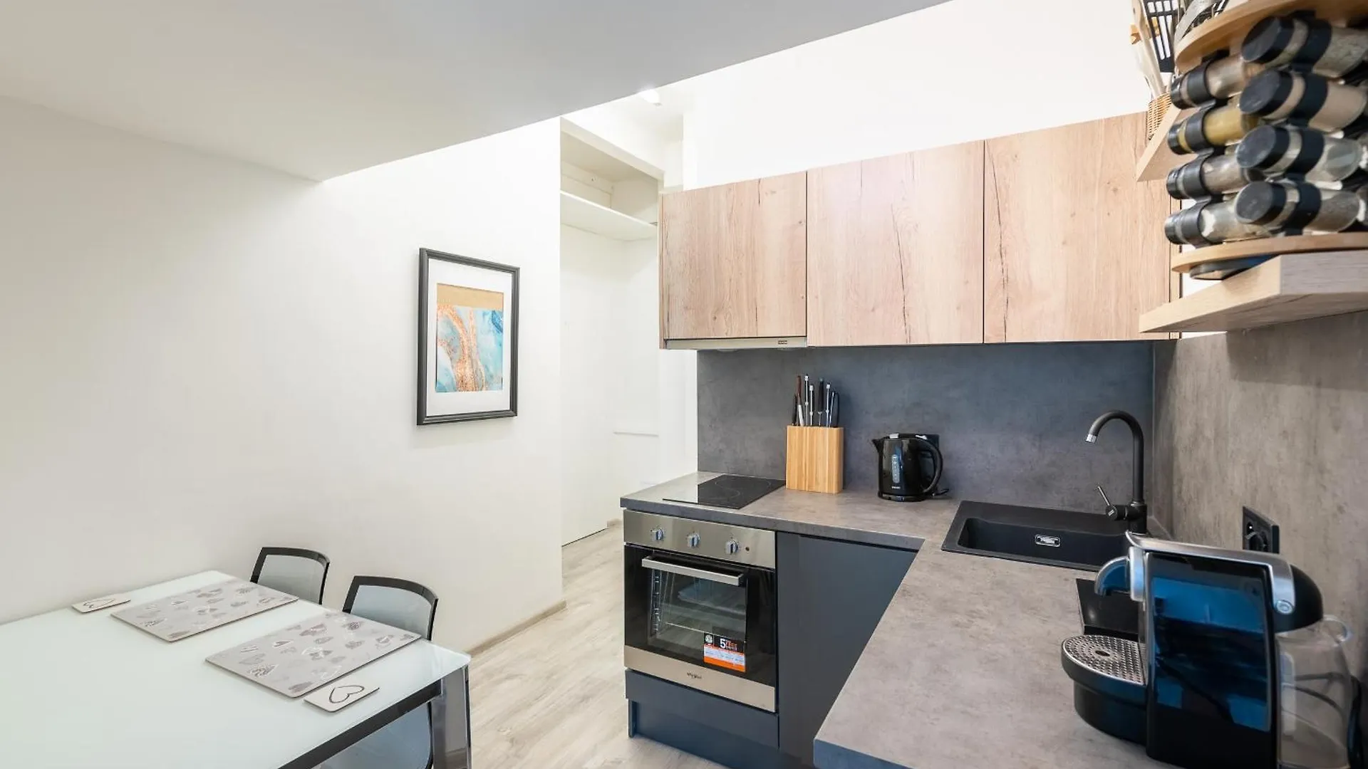 Apartment By The Metro With Private Parking Prague